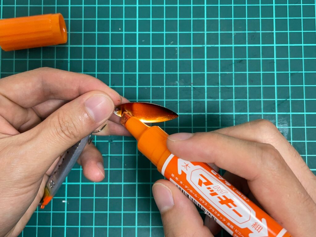 スイベル付ブレードに油性ペンで色を付ける