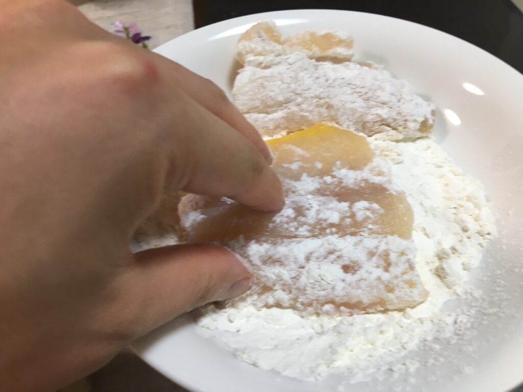 アメリカナマズの切り身に小麦粉を振る画像