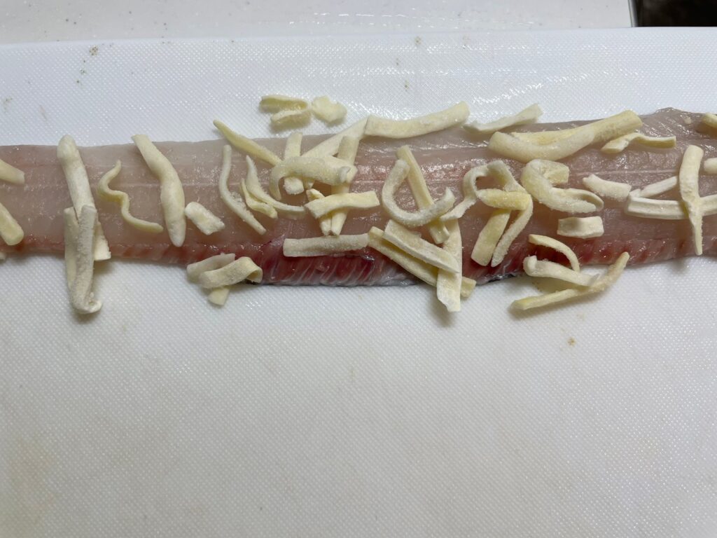 タチウオの切り身の上にミックスチーズをのせた画像