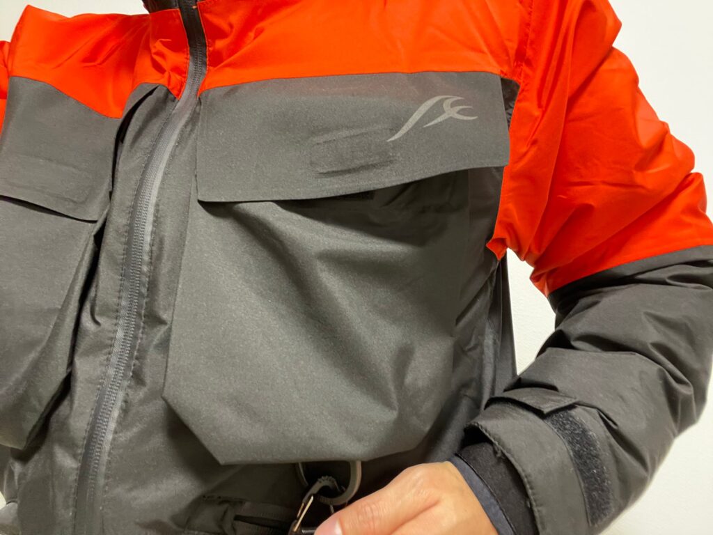 イージス防水防寒スーツの釣りモデルはポケットが多い上に、大容量ポケットが複数