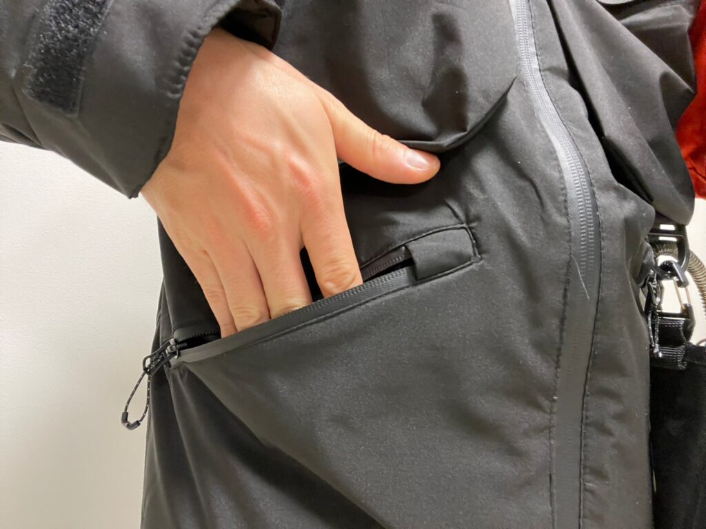 イージス防水防寒スーツのポケットはものが落ちにくい縦向きポケット