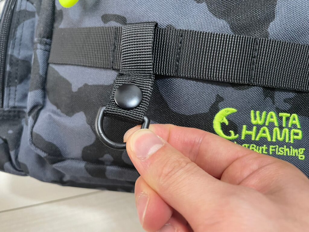 ワタチャンプのワンショルダーバッグには小物の持ち歩きに便利なD環がついている