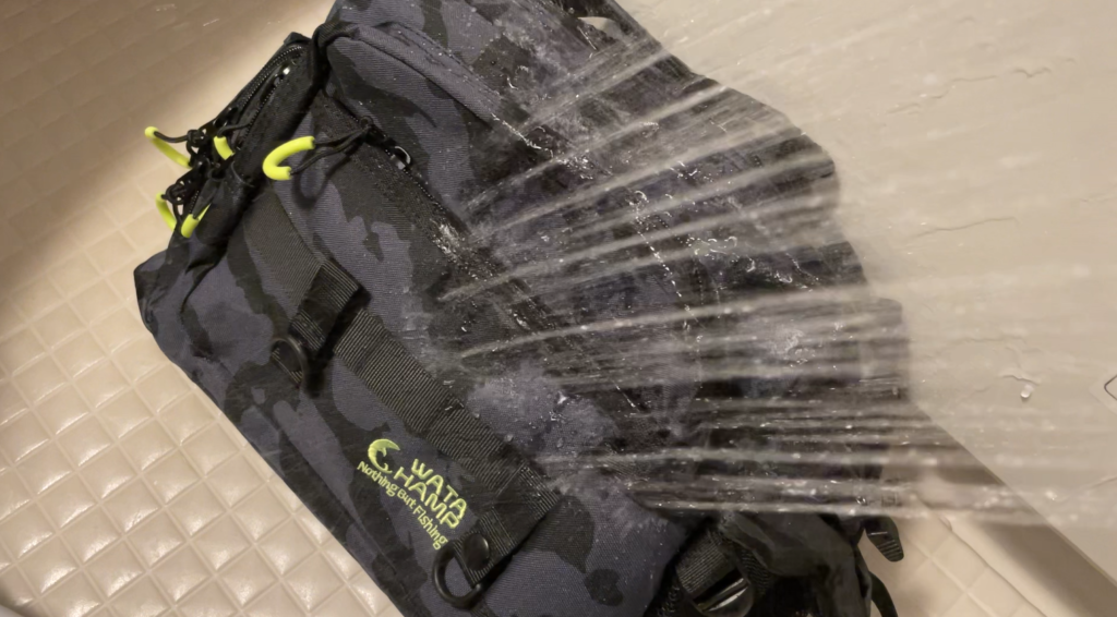 ワタチャンプのワンショルダーバッグにシャワーで水をかけて防水性をチェックする