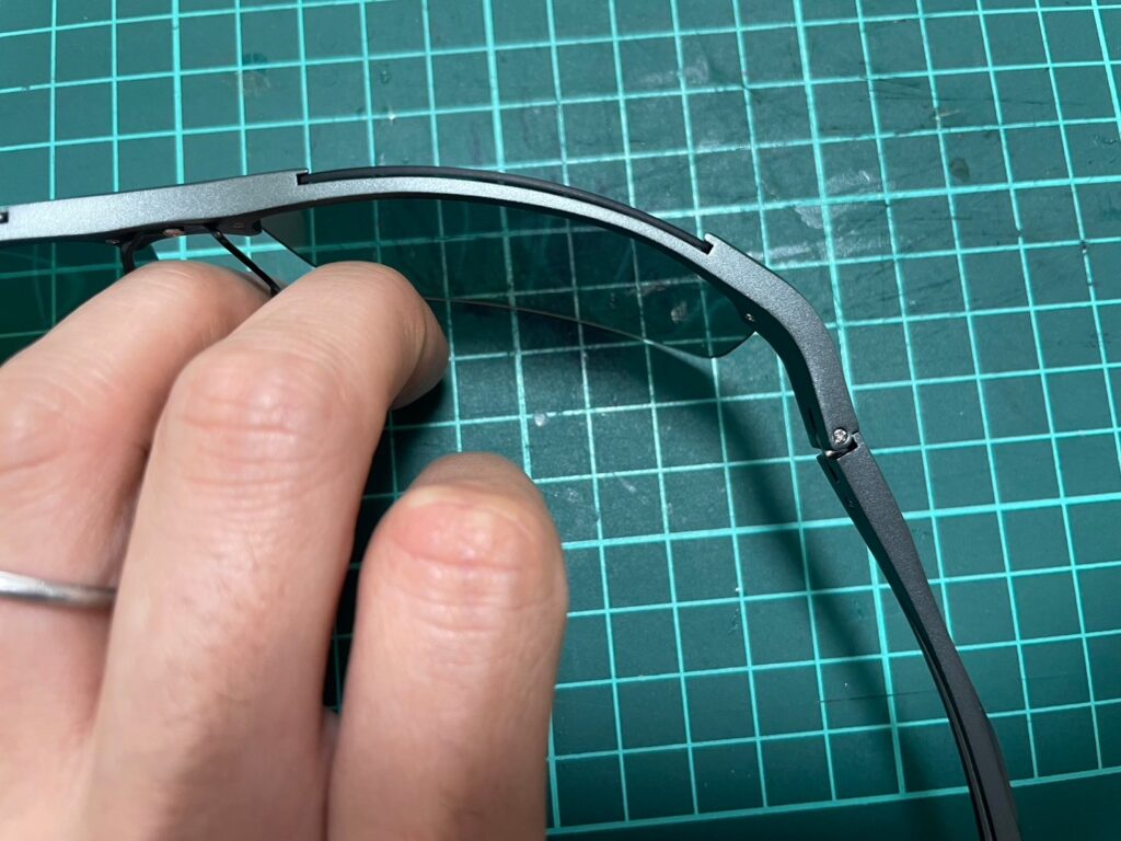 ヒンジの部分が可動式になったリニューアル版のOSCEEサングラス