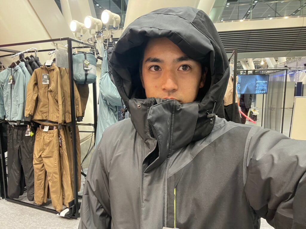 ワークマンおすすめ防寒ジャケット「エックスシェルター」5800円購入メリット・デメリットを本音レビュー | ヨムーノ エックスシェルター 防水ジャケット 3L ベージュ/黒　着る断熱材　ワークマン