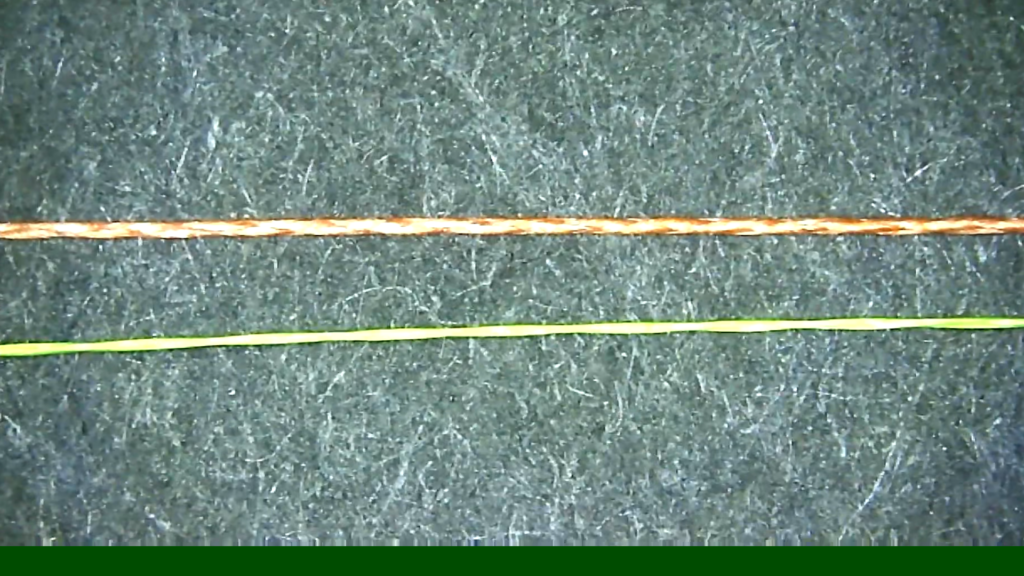 シマノのBBブレイドとダイソー新作PEラインの表面を見比べた様子